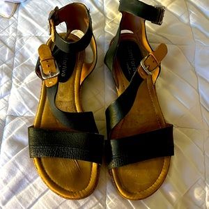 Sandals size 7W